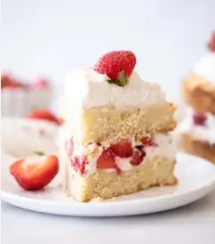 AJIATTIC - CHOCOCHIP STRAWBERRY YOGURT CREAM اجياتيك - كريمة الزبادي بالفراولة والشوكولاتة                