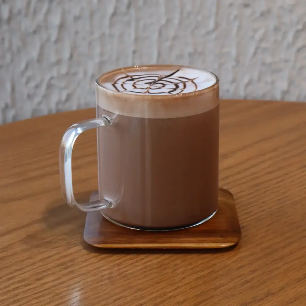 HOT - HOT CHOCOLATE                                          ساخنة - شوكولاتة ساخنة