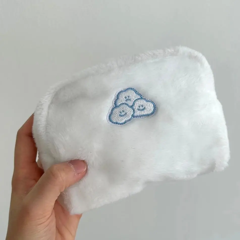 SKYFOLIO WHITE FUR ZIPPERPOUCH حقيبة سكاي فوليو بسحاب من الفرو الأبيض